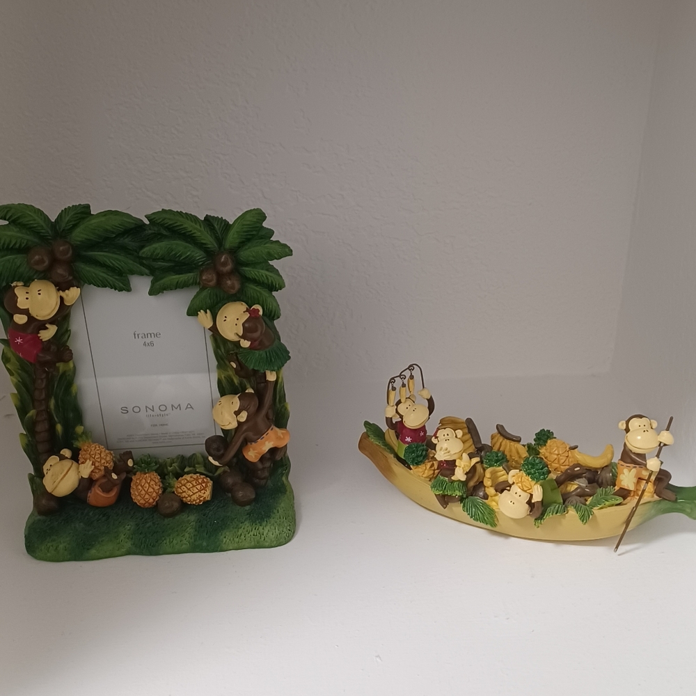 Photo frame with a boat 4 monkeys